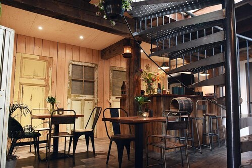 Freistehende Gruppenunterkunft mit Blick auf ein Naturschutzgebiet