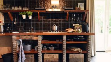 Een vaatwasser, een koffiezetapparaat/waterkoker, een broodrooster