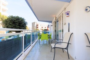 Outdoor dining - Cozy Apartment · Beach 100 m Away · A/C · UHC LA CUMBRE 055 (Salou)