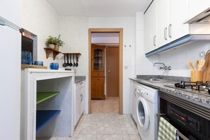 Fridge, microwave, oven, coffee/tea maker - Cosy Apartment near Beach · AirCon · UHC LA CUMBRE 055 (Salou)