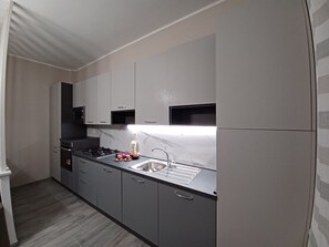 Fridge, microwave, oven, stovetop - 1 Bedroom Apartment in Cernusco sul Naviglio (Cernusco sul Naviglio)