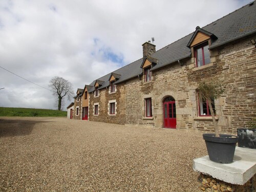 Grande maison 5 chambres à la campagne, animaux admis, parking, internet inclus, proche Mont St-Michel