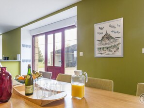 Dining - Spacious 5-bedroom countryside house, pet-friendly, parking, internet included, near Mont St-Michel (Saint-Laurent-de-Terregatte)