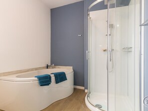 Bathroom - Spacious 5-bedroom countryside house, pet-friendly, parking, internet included, near Mont St-Michel (Saint-Laurent-de-Terregatte)