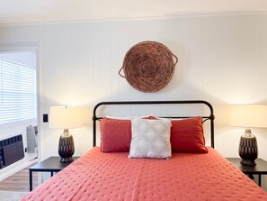 1 bedroom, WiFi, bed sheets - Niche on Main ~Walk to the Square! (Mountain View)