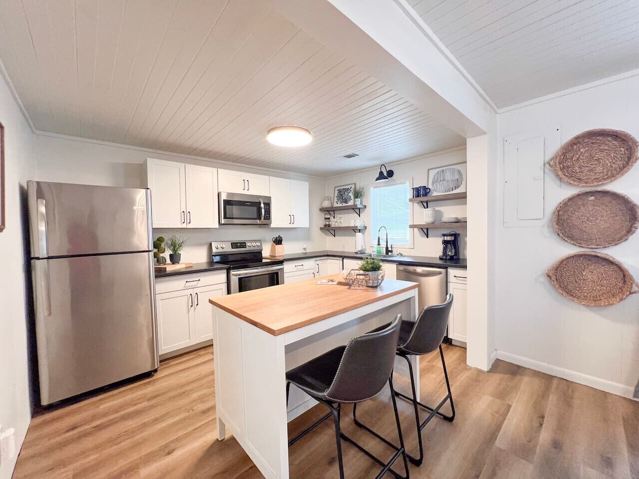 Refrigerador, microondas, horno y parrilla de estufa 