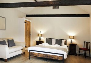 2 bedrooms, iron/ironing board, WiFi, bed sheets - Barn Cottage Deluxe - hot tub (Filey)