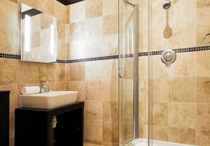 Shower, hair dryer, towels - Barn Cottage Deluxe - hot tub (Filey)
