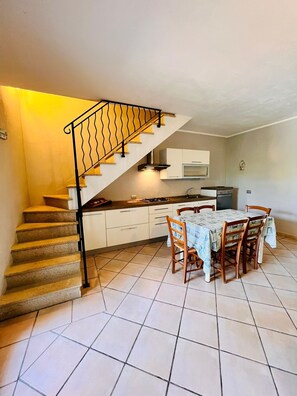 Huoneisto | Yksityinen keittiö | Täysikokoinen jääkaappi, liesi, keittoastiat/astiat/ruokailuvälineet