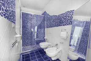 Regadera, secadora de cabello, bidet, toallas 