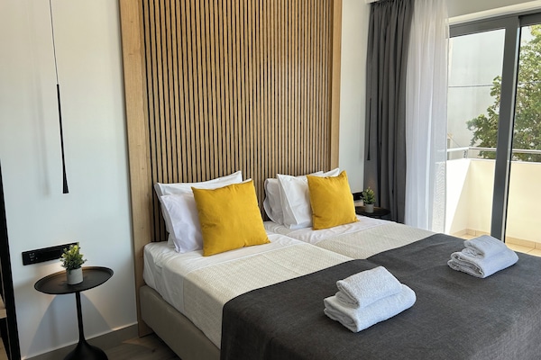 Deluxe Room, 2 Single Beds, Balcony, City View | Soundproofing, free WiFi, bed sheets