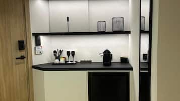 Habitación familiar | Cocina básica privada | Frigorífico pequeño, máquina de café espresso y cafetera o tetera