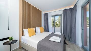 Quarto luxo, 2 camas de solteiro, sacada, vista para a cidade | 1 quarto, quartos à prova de som, Wi-Fi de cortesia, roupa de cama