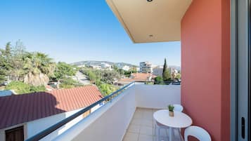 Habitación Deluxe, 2 camas individuales, balcón, vistas a la ciudad | Terraza o patio