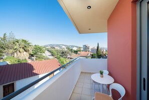 Deluxe-Doppelzimmer, 2 Einzelbetten, Stadtblick | Terrasse/Patio