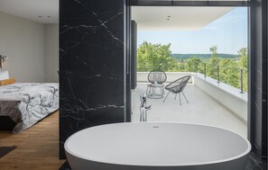 3 soverom, safe på rommet, strykejern/-brett og reiseseng for barn