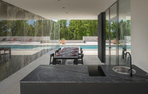 تناول الطعام بالخارج