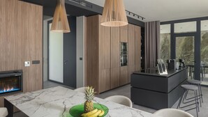 Una cocina moderna con encimera de mármol, armarios de madera y una isla central.