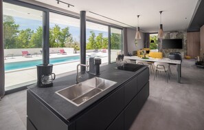 Fridge, microwave, oven, dishwasher - Beautiful home in Sterna (Sterna)