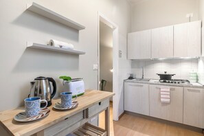 Perhehuoneisto, useita makuuhuoneita (Casa Enza) | Yksityinen keittiö | Jääkaappi, uuni, liesi, astianpesukone