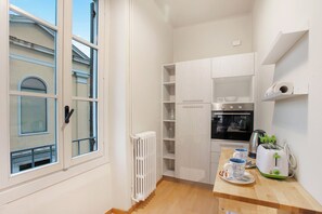 Perhehuoneisto, useita makuuhuoneita (Casa Enza) | Yksityinen keittiö | Jääkaappi, uuni, liesi, astianpesukone