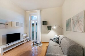 Perhehuoneisto, useita makuuhuoneita (Casa Enza) | Oleskelualue | 21–tuumainen äly-TV, jossa kaapelikanavat