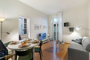 21-inch Smart TV with cable channels - Casa Enza (Desenzano del Garda)