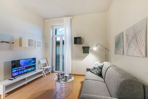 21-inch Smart TV with cable channels - Casa Enza (Desenzano del Garda)