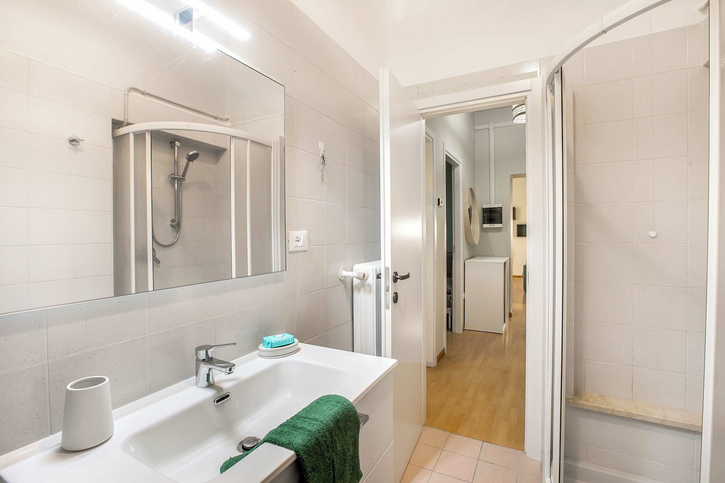 Familie appartement, meerdere slaapkamers (Casa Enza) | Badkamer | Een douche, een haardroger, een bidet, handdoeken