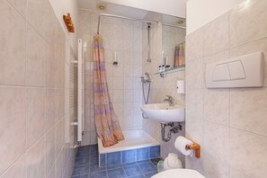 Family Studio (Lavrič Hideaway Studio 3) | Bathroom | Shower, towels, soap, shampoo - Apartments Lavrič (Bloke)