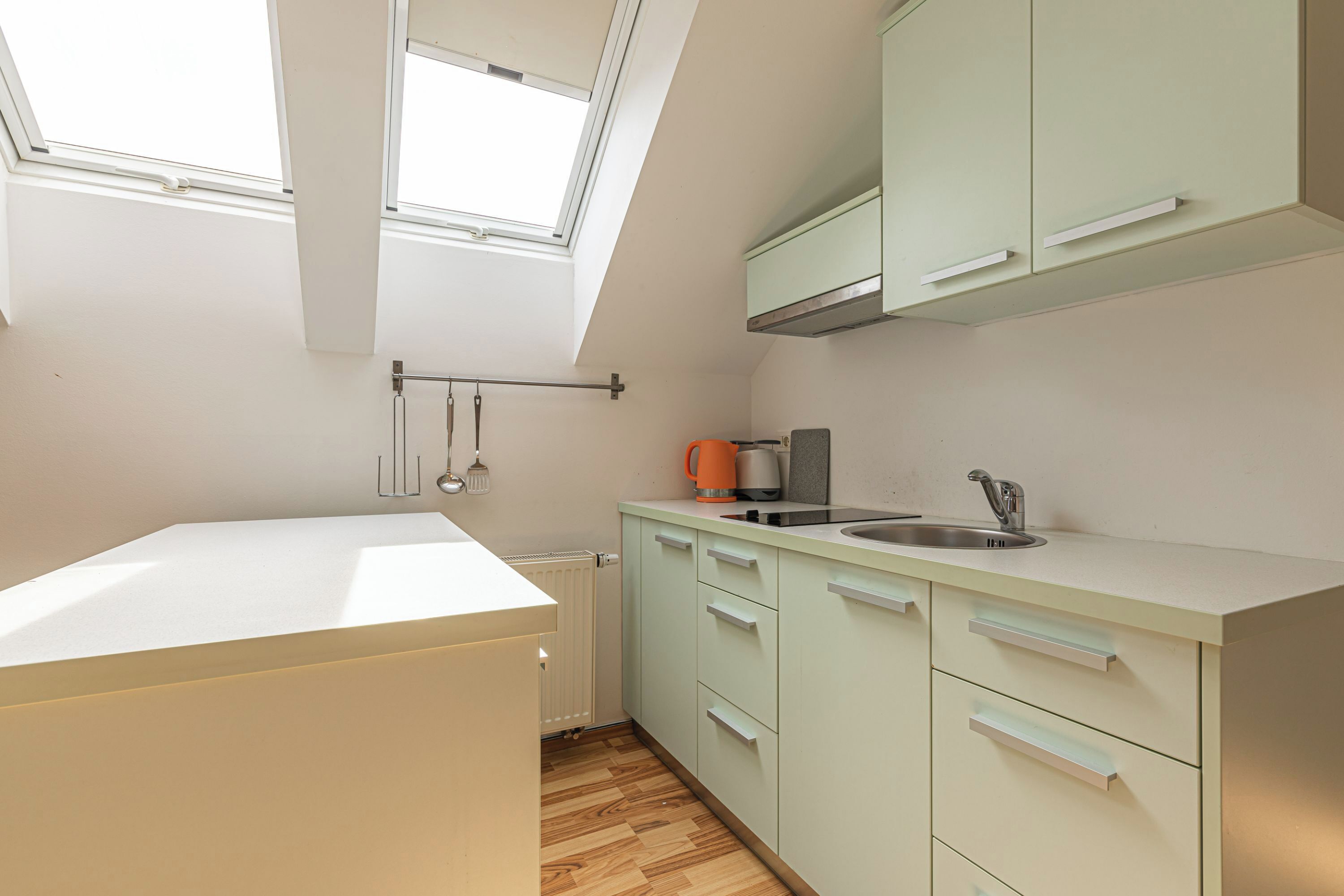 Frigorífico, placa de cocina, hervidor eléctrico y tostadora