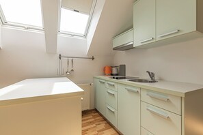 Frigorífico, placa de cocina, hervidor eléctrico y tostadora