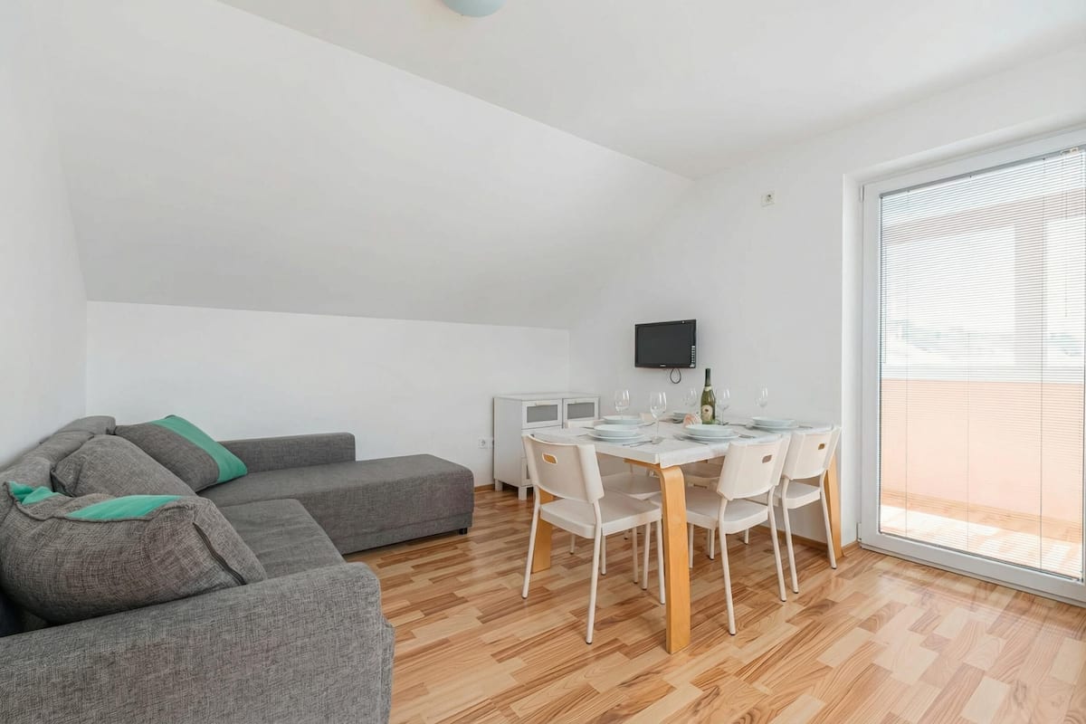 Family Apartment, 1 Bedroom (Lavrič Hideaway Apartment 4) | Living area | 21-inch flat-screen TV with satellite channels