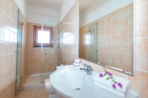 Departamento familiar, varias habitaciones (Monte Majore 16/B) | Baño | Regadera, toallas, jabón, shampoo 