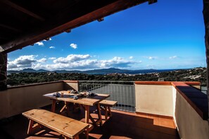 Outdoor dining - Monte Majore 16/b (Olbia)