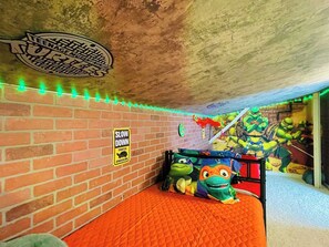 3 habitaciones, escritorio y tabla de planchar con plancha 