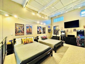 3 室のベッドルーム、デスク、アイロン / アイロン台、旅行用ベビーベッド