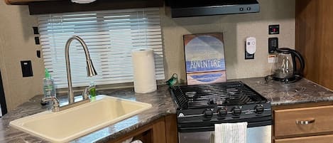 Refrigerador, microondas, horno y parrilla de estufa