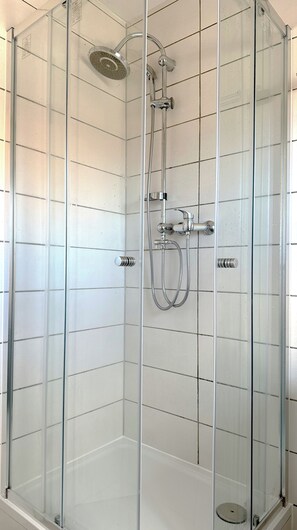 Dusche, Haartrockner, HandtĂŒcher, Seife