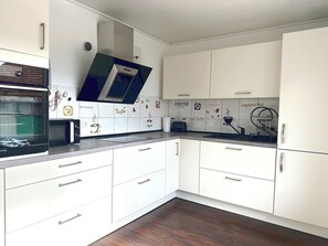 Fridge, microwave, oven, stovetop - Charmantes Apartment am Unesco-biospährenreservat (Bösdorf)