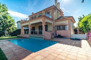 A heated pool - Villa Picasso Tranquila y Espaciosa, Cerca del Casco Antiguo y Paseo Maritimo (Marbella)