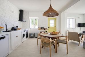 Fridge, microwave, stovetop, dishwasher - Fabulous 4-bedroom villa in Moncarapacho (Moncarapacho)