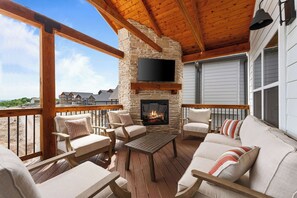 TV, peis, fotballspill og kontorer