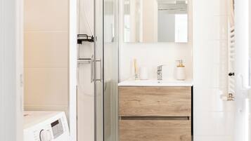 Een douche, een haardroger, handdoeken, zeep