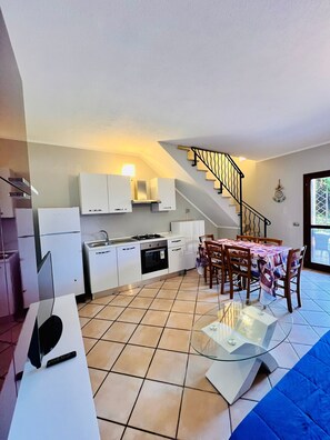 Apartment | Private kitchenette | Full-size fridge, stovetop, cookware/dishes/utensils
