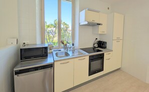 Kjøleskap, mikrobølgeovn, ovn og oppvaskmaskin