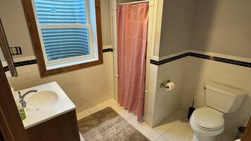 Douche, sèche-cheveux, serviettes fournies, papier toilette
