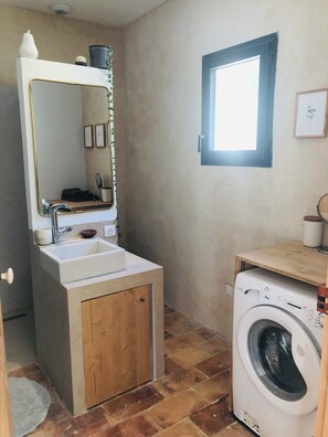 Sèche-cheveux, savon, shampoing, papier toilette