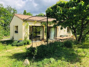 Outdoor dining - Un Coin sur Terre : Lieu Atypique en Pleine Nature (Pougnadoresse)