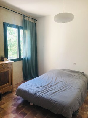 2 bedrooms, iron/ironing board, WiFi, bed sheets - Un Coin sur Terre : Lieu Atypique en Pleine Nature (Pougnadoresse)